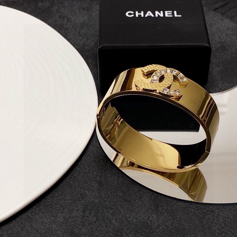 Chanel Bracelet 04yxs68